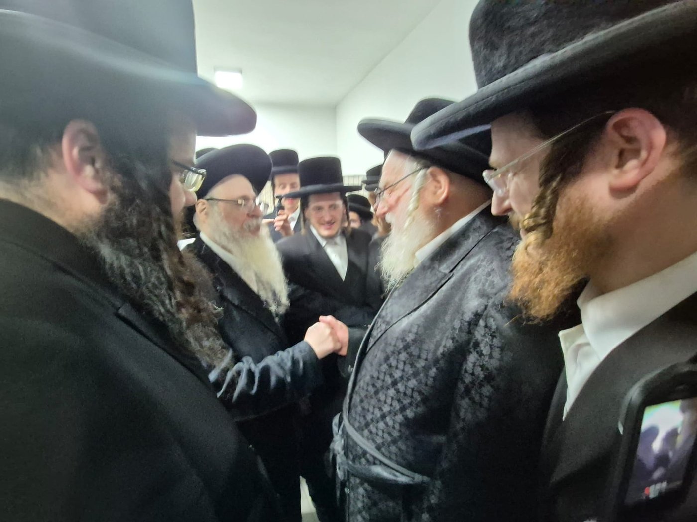האדמו"ר מצאנז קלויזנבורג שליט"א בתפילה על ציון אביו בעל ה'שפע חיים' זי"ע | צילום: באדיבות המצלם