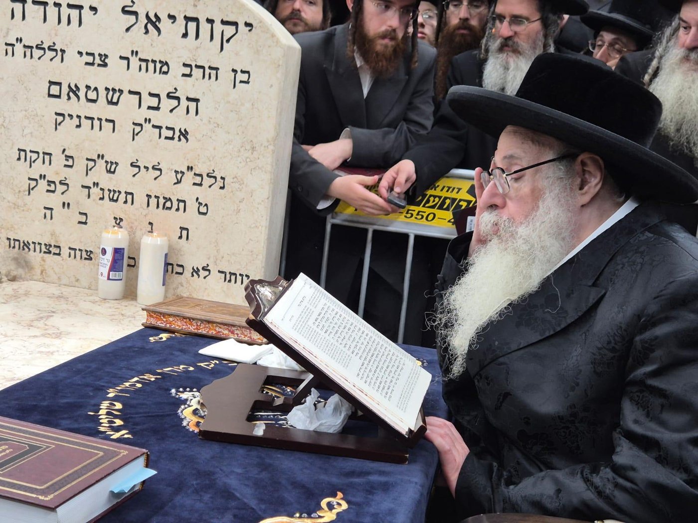 האדמו"ר מצאנז קלויזנבורג שליט"א בתפילה על ציון אביו בעל ה'שפע חיים' זי"ע | צילום: באדיבות המצלם