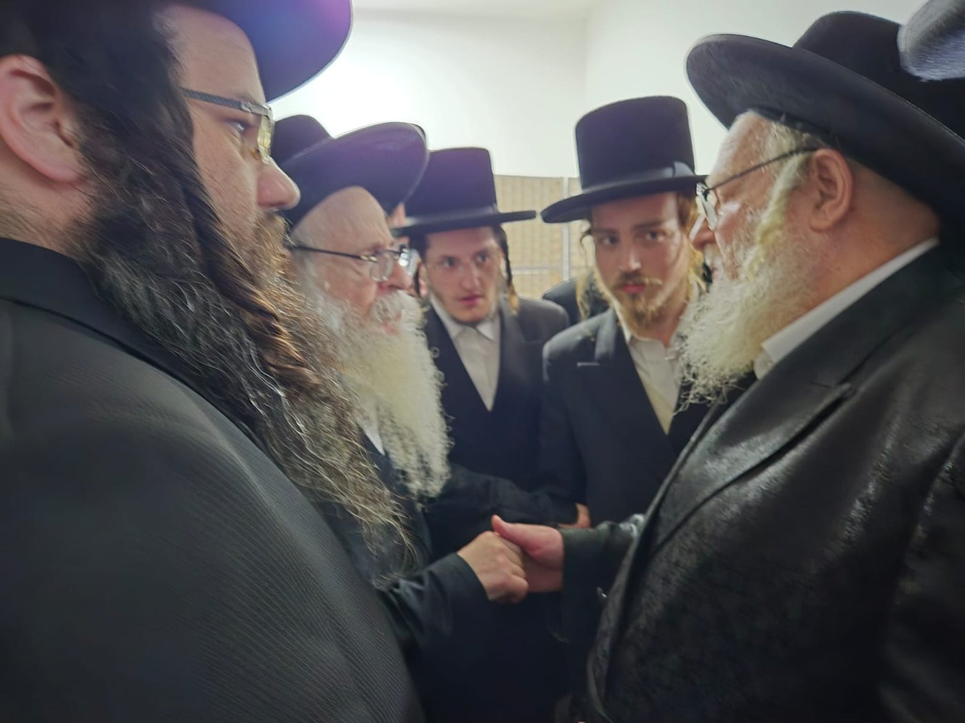 האדמו"ר מצאנז קלויזנבורג שליט"א בתפילה על ציון אביו בעל ה'שפע חיים' זי"ע | צילום: באדיבות המצלם