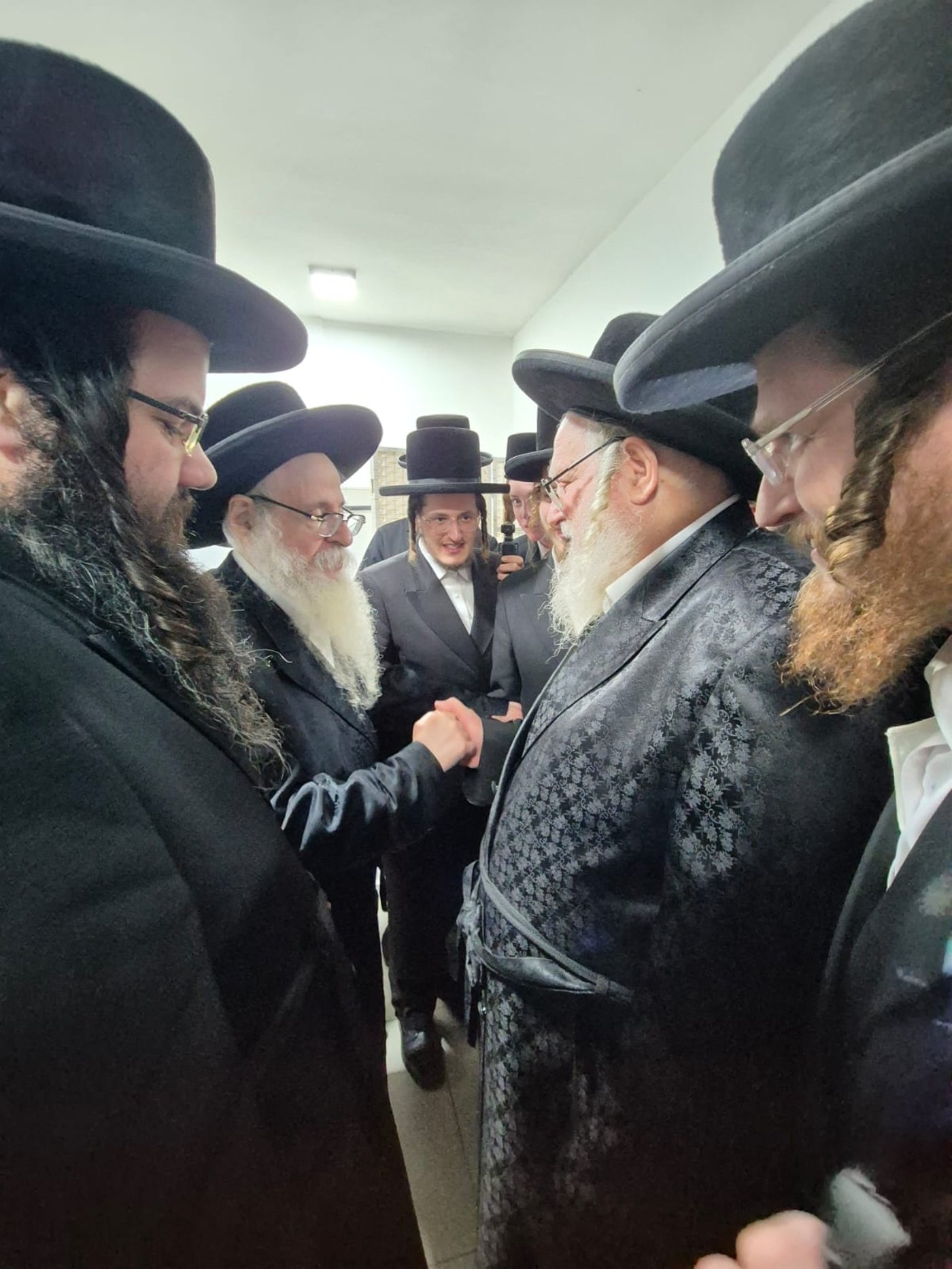 האדמו"ר מצאנז קלויזנבורג שליט"א בתפילה על ציון אביו בעל ה'שפע חיים' זי"ע | צילום: באדיבות המצלם
