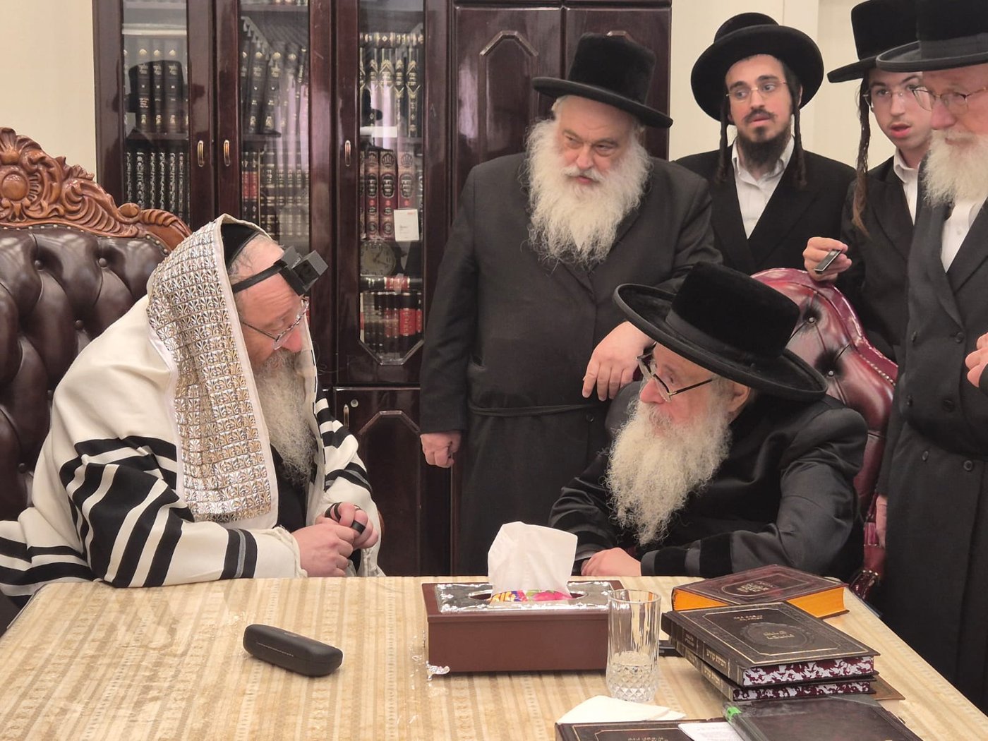 האדמו"ר מצאנז קלויזנבורג שליט"א בביקור אצל האדמו"ר מביאלה שליט"א | צילום: באדיבות המצלם