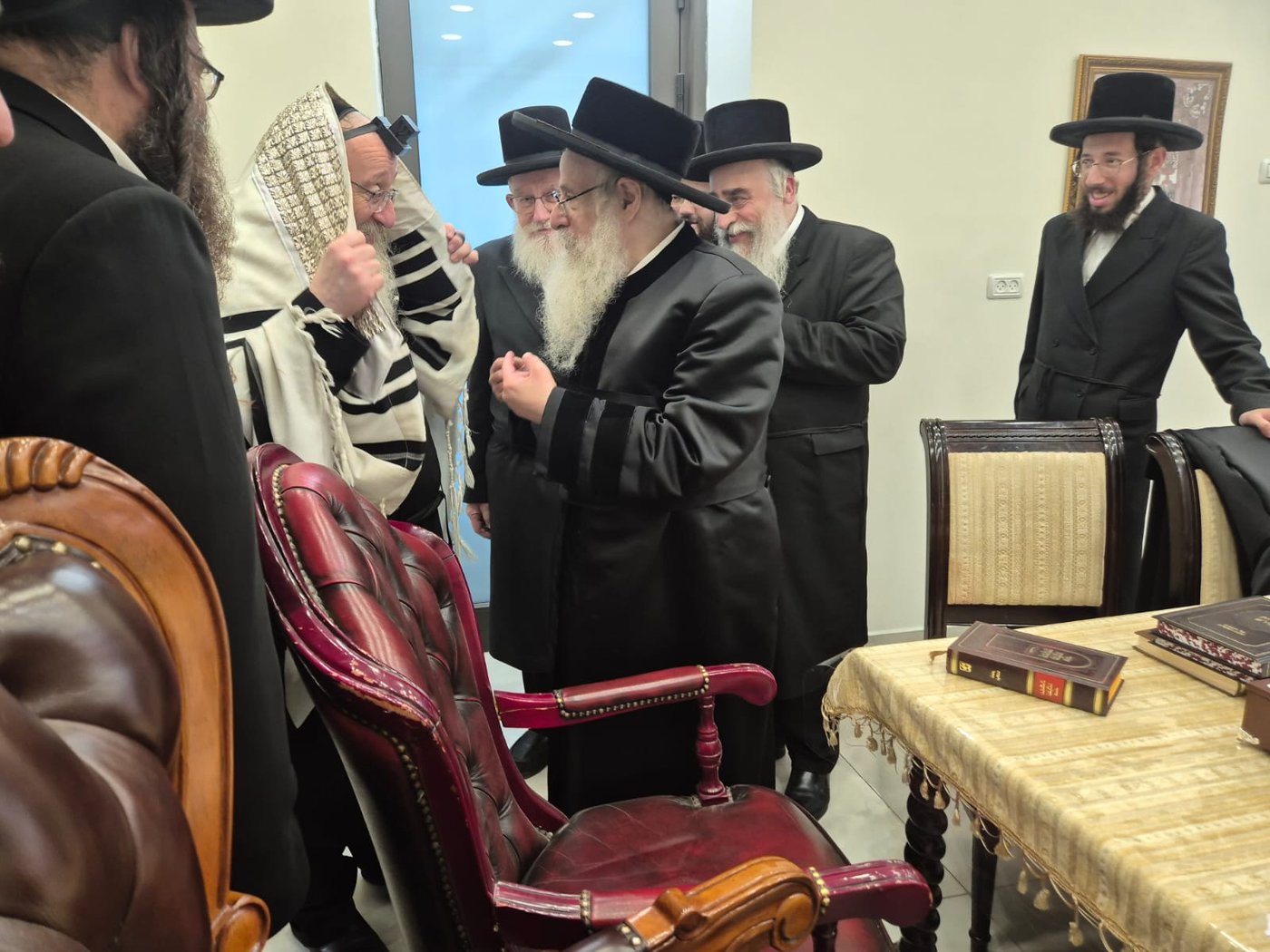 האדמו"ר מצאנז קלויזנבורג שליט"א בביקור אצל האדמו"ר מביאלה שליט"א | צילום: באדיבות המצלם