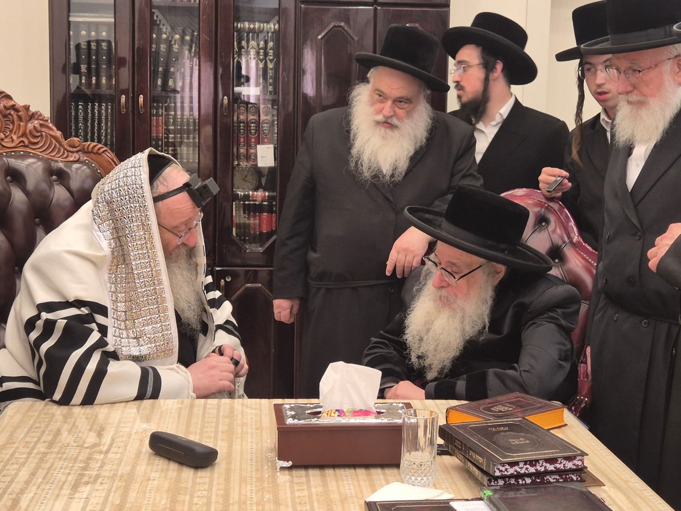 האדמו"ר מצאנז קלויזנבורג שליט"א בביקור אצל האדמו"ר מביאלה שליט"א | צילום: באדיבות המצלם