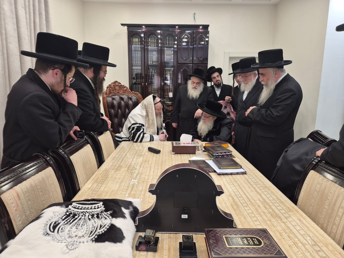 האדמו"ר מצאנז קלויזנבורג שליט"א בביקור אצל האדמו"ר מביאלה שליט"א | צילום: באדיבות המצלם