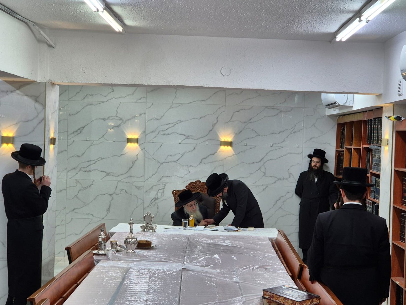 האדמו"ר מצאנז קלויזנבורג שליט"א בביקורו בארץ הקודש | צילום: באדיבות המצלם