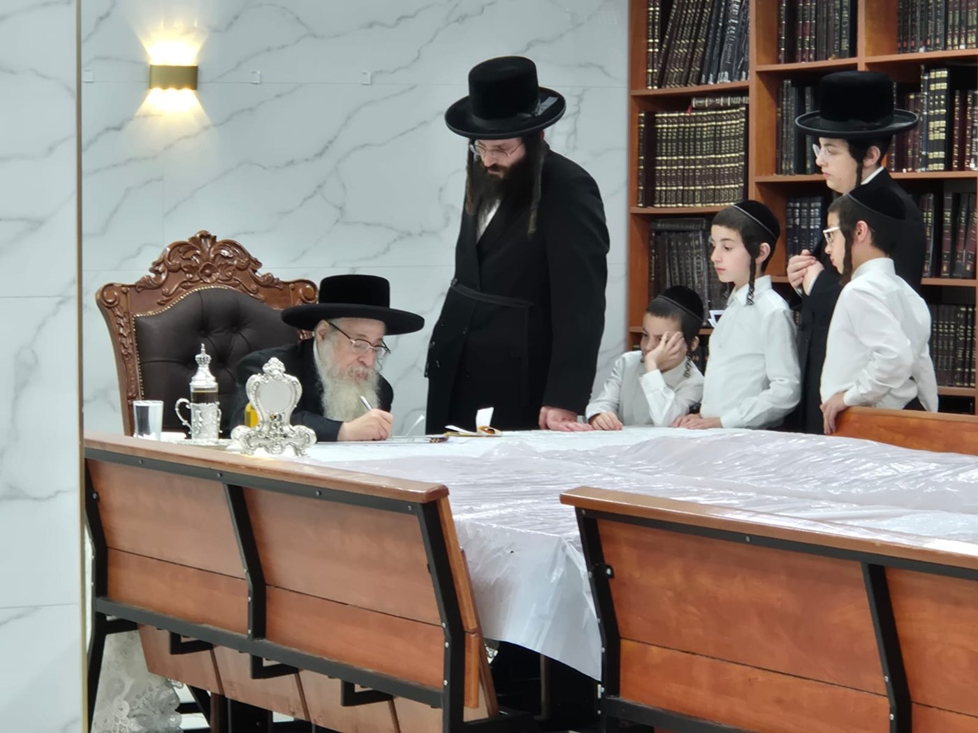 האדמו"ר מצאנז קלויזנבורג שליט"א בביקורו בארץ הקודש | צילום: באדיבות המצלם