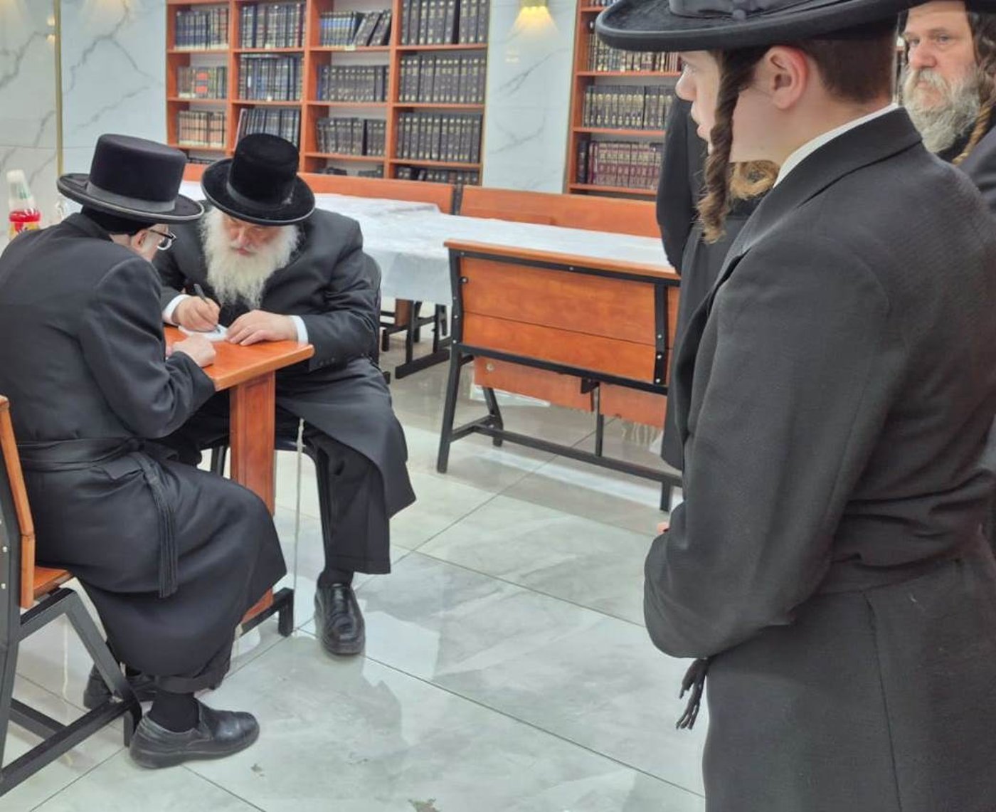 האדמו"ר מצאנז קלויזנבורג שליט"א בביקורו בארץ הקודש | צילום: באדיבות המצלם