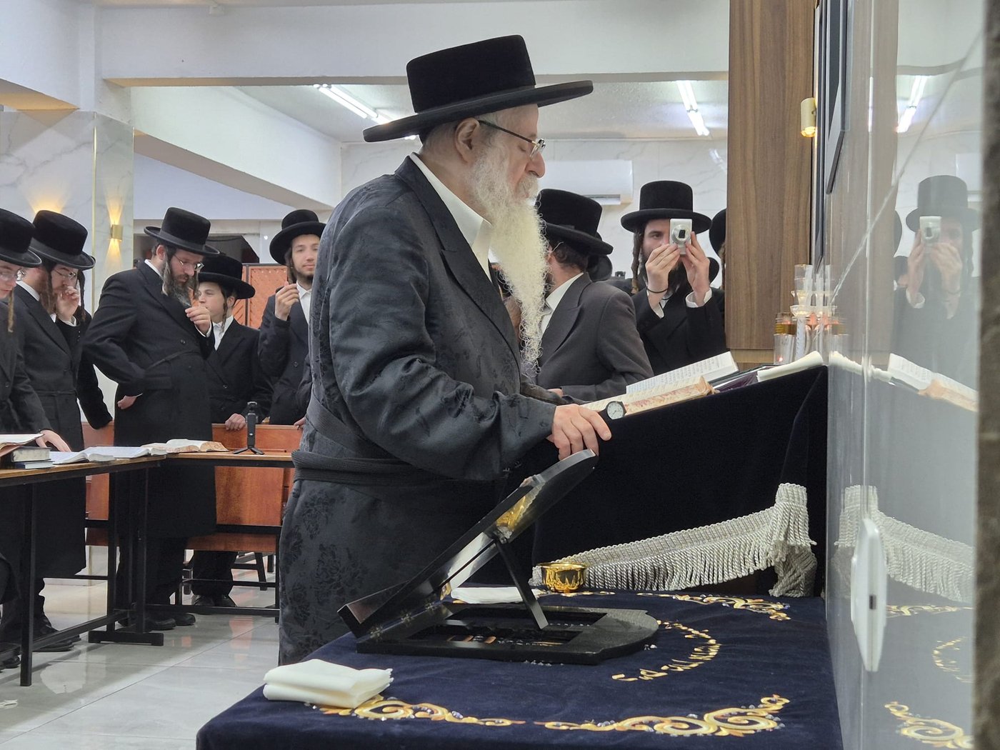 האדמו"ר מצאנז קלויזנבורג שליט"א בביקורו בארץ הקודש | צילום: באדיבות המצלם