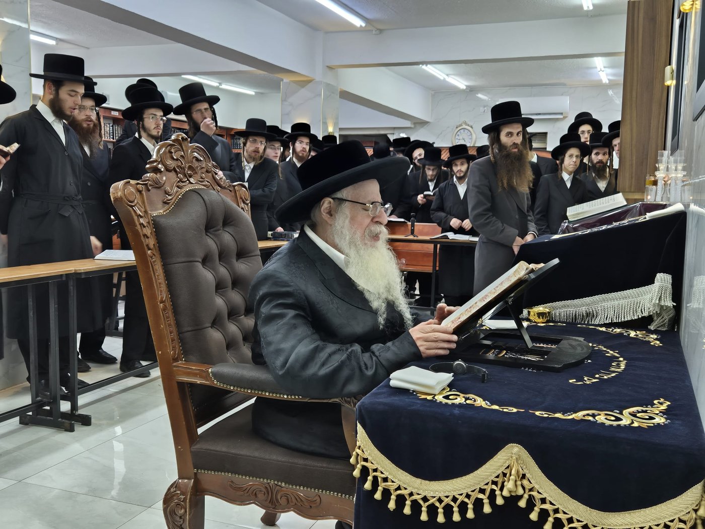 האדמו"ר מצאנז קלויזנבורג שליט"א בביקורו בארץ הקודש | צילום: באדיבות המצלם