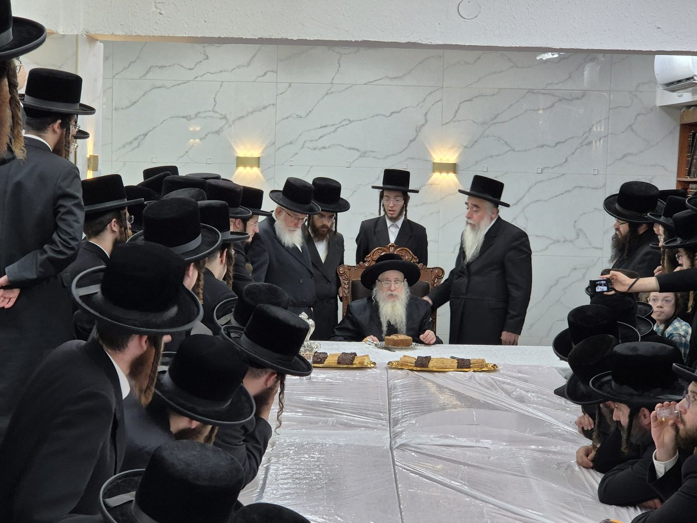 האדמו"ר מצאנז קלויזנבורג שליט"א בביקורו בארץ הקודש | צילום: באדיבות המצלם