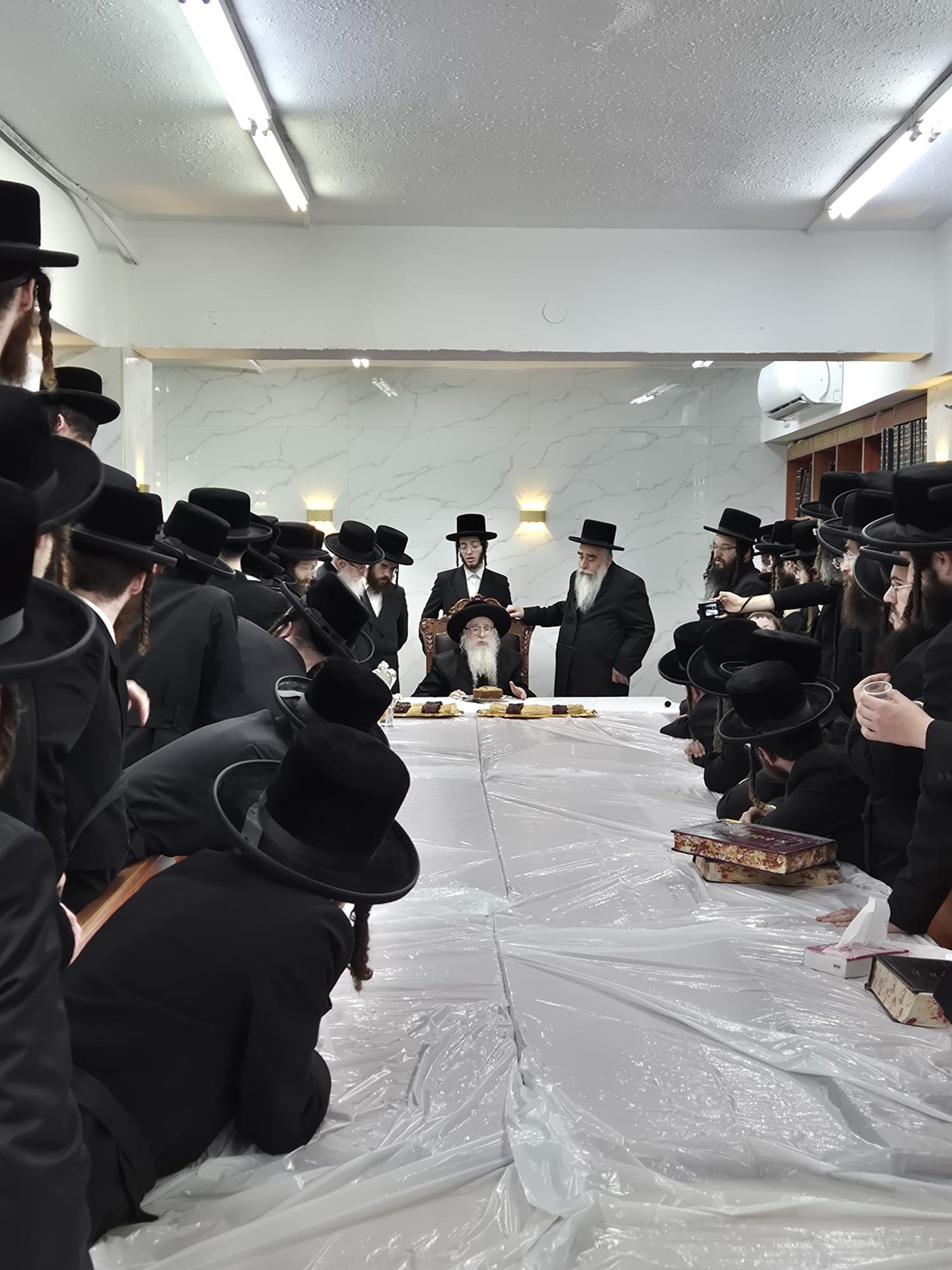 האדמו"ר מצאנז קלויזנבורג שליט"א בביקורו בארץ הקודש | צילום: באדיבות המצלם