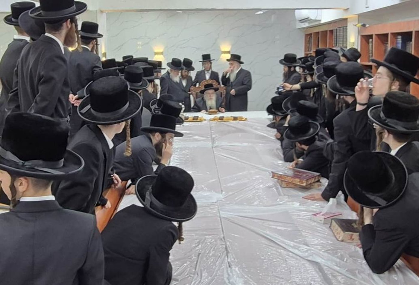האדמו"ר מצאנז קלויזנבורג שליט"א בביקורו בארץ הקודש | צילום: באדיבות המצלם