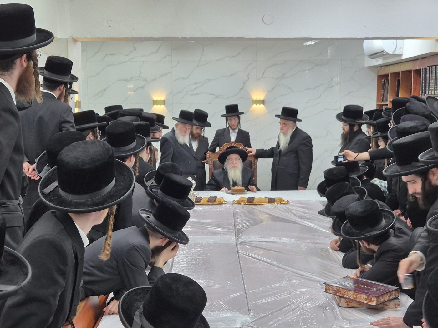 האדמו"ר מצאנז קלויזנבורג שליט"א בביקורו בארץ הקודש | צילום: באדיבות המצלם