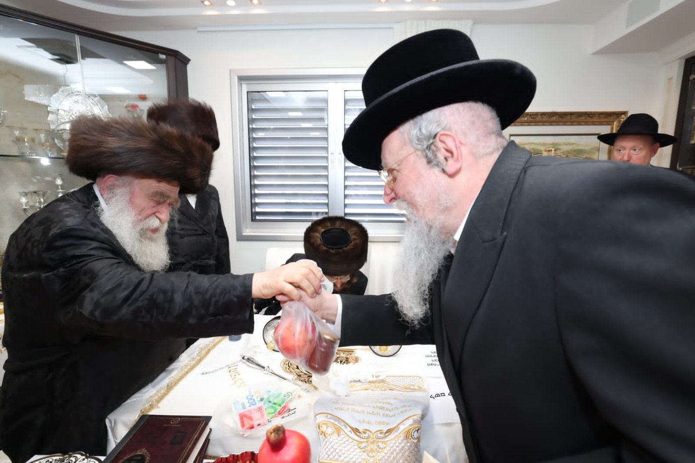 בנוצת אווז: ספר תורה לכבוד אב"ד פולגאר