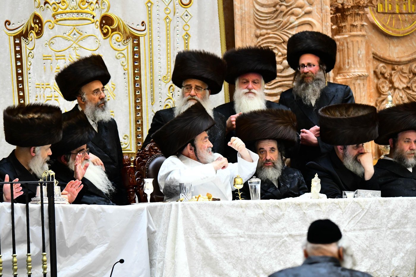 מוצאי ראש השנה בחצר ויז'ניץ • צילום: שוקי לרר