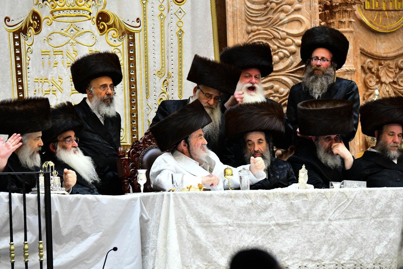 מוצאי ראש השנה בחצר ויז'ניץ • צילום: שוקי לרר