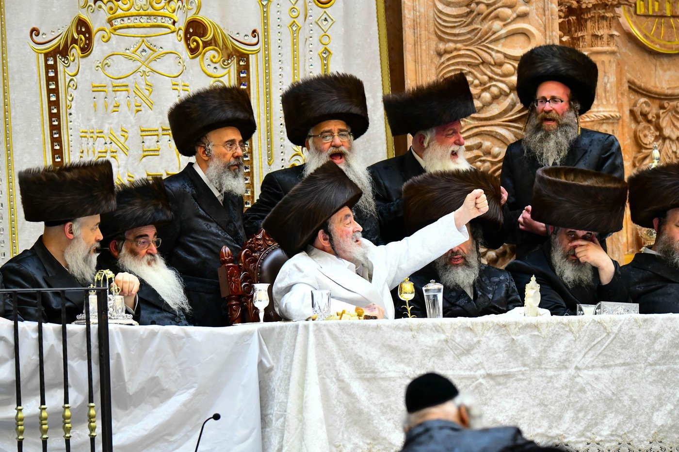 מוצאי ראש השנה בחצר ויז'ניץ • צילום: שוקי לרר