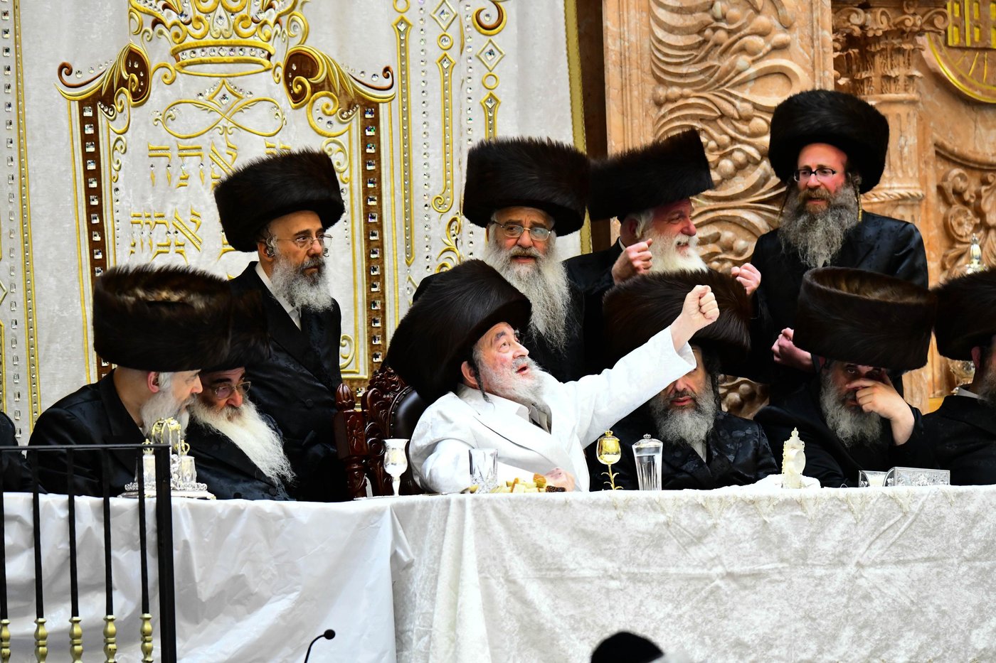 מוצאי ראש השנה בחצר ויז'ניץ • צילום: שוקי לרר