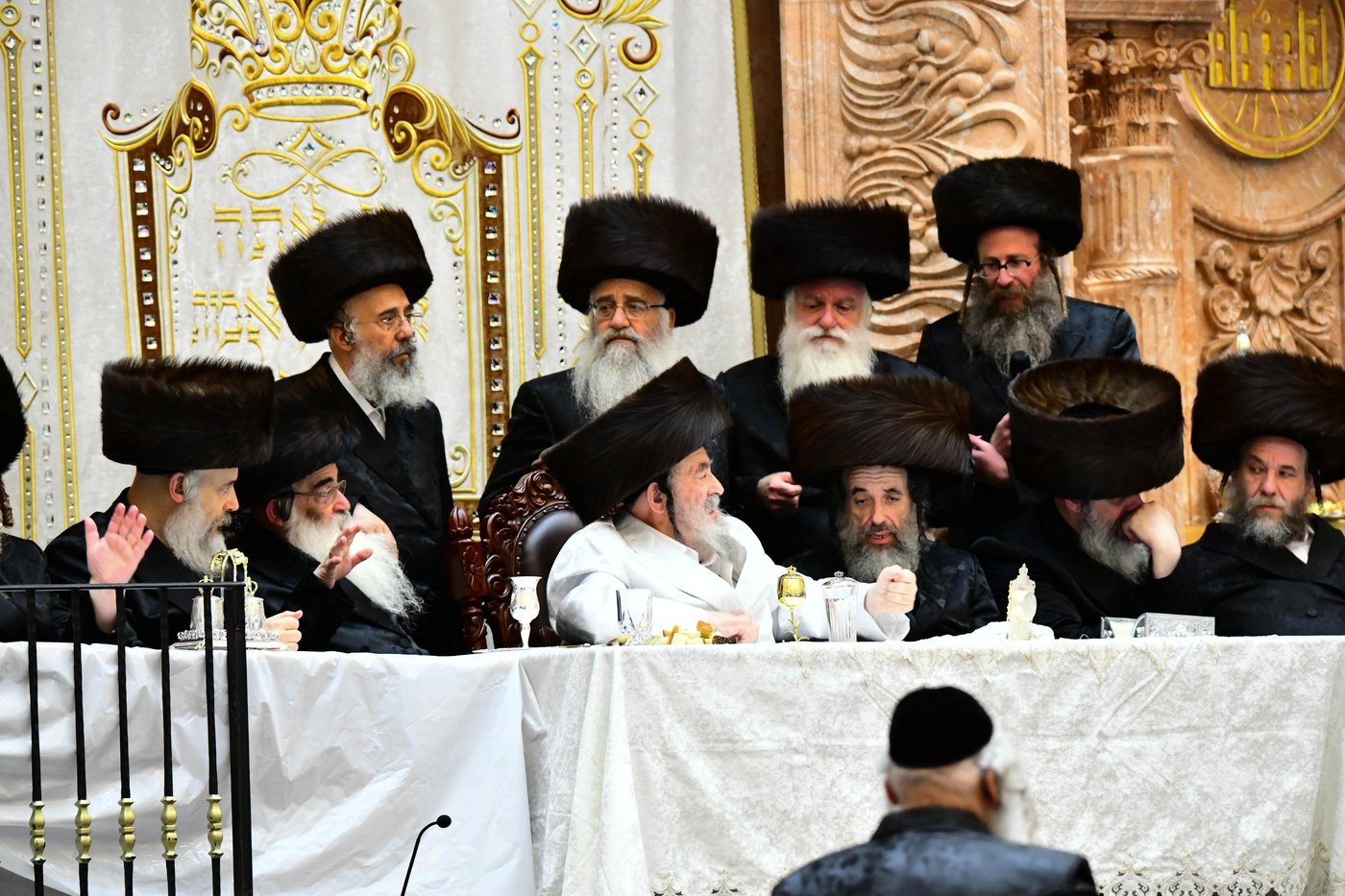 מוצאי ראש השנה בחצר ויז'ניץ • צילום: שוקי לרר