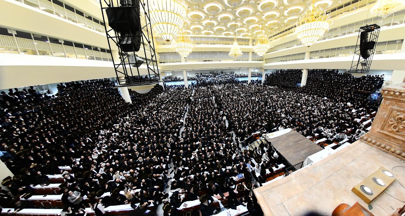מוצאי ראש השנה בחצר ויז'ניץ • צילום: שוקי לרר