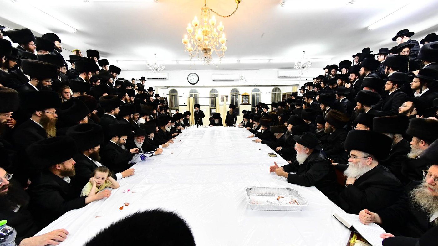 מוצאי ראש השנה בחצר מודז'יץ • צילום: שוקי לרר