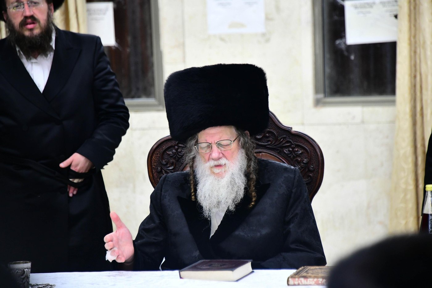 מוצאי ראש השנה בחצר מודז'יץ • צילום: שוקי לרר