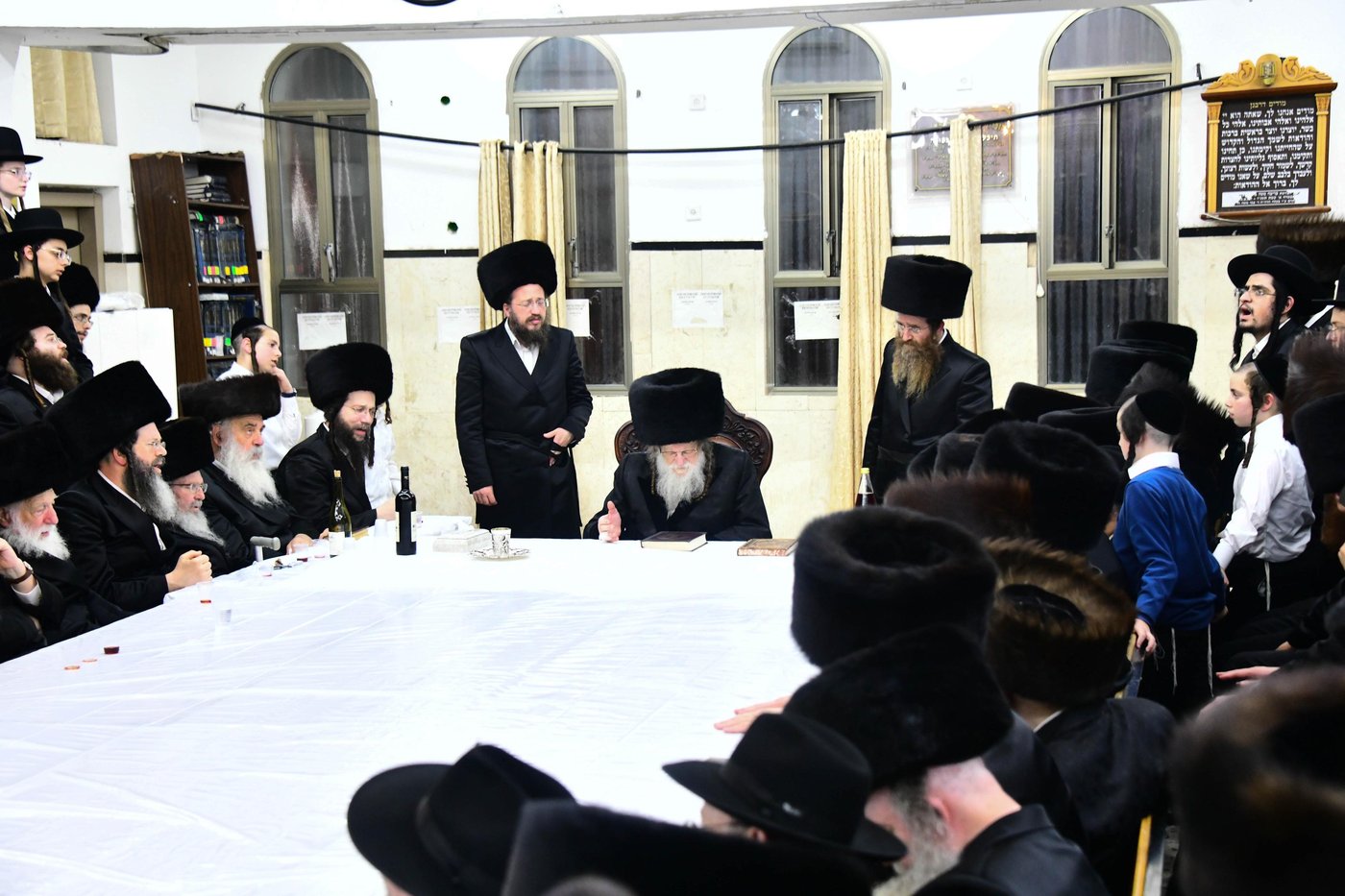 מוצאי ראש השנה בחצר מודז'יץ • צילום: שוקי לרר