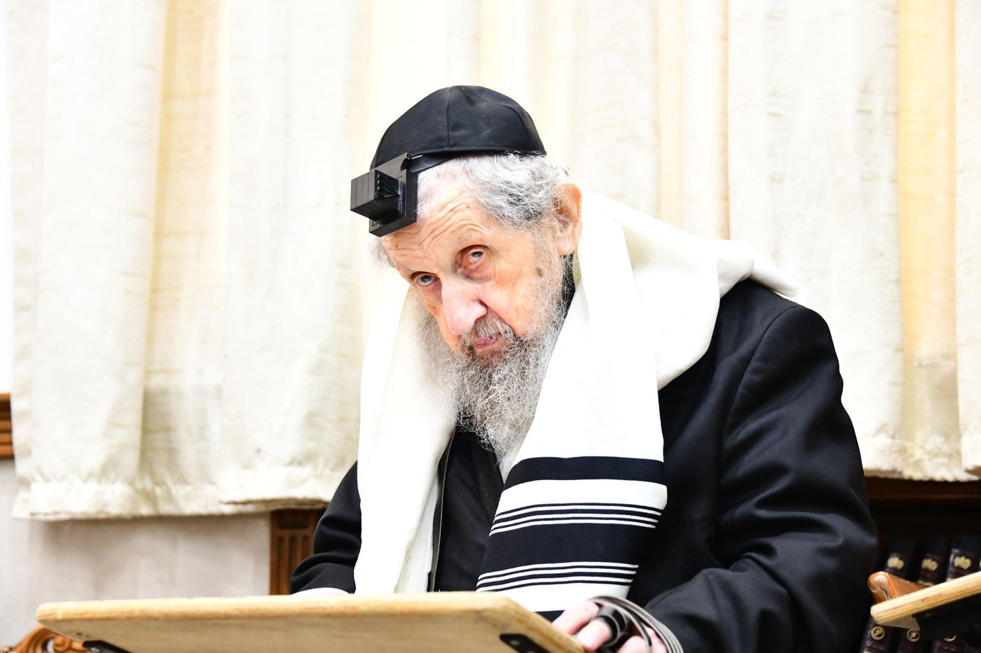 הגר"ד לנדו והגר"מ הירש בהתרת נדרים | צילום: שוקי לרר