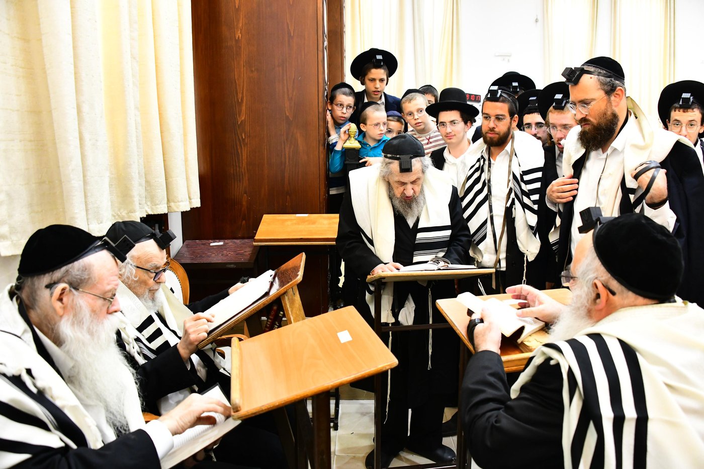 הגר"ד לנדו והגר"מ הירש בהתרת נדרים | צילום: שוקי לרר