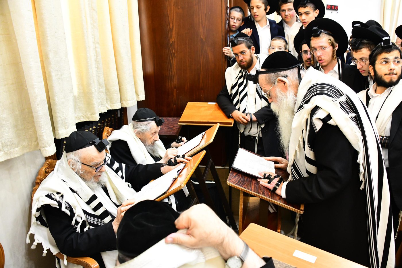 הגר"ד לנדו והגר"מ הירש בהתרת נדרים | צילום: שוקי לרר