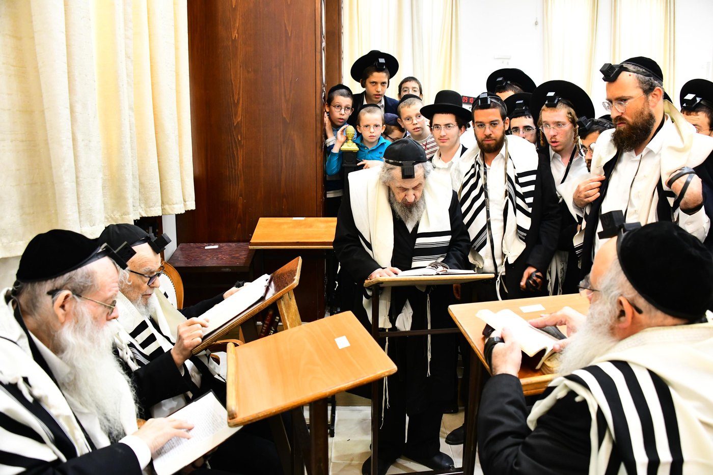הגר"ד לנדו והגר"מ הירש בהתרת נדרים | צילום: שוקי לרר