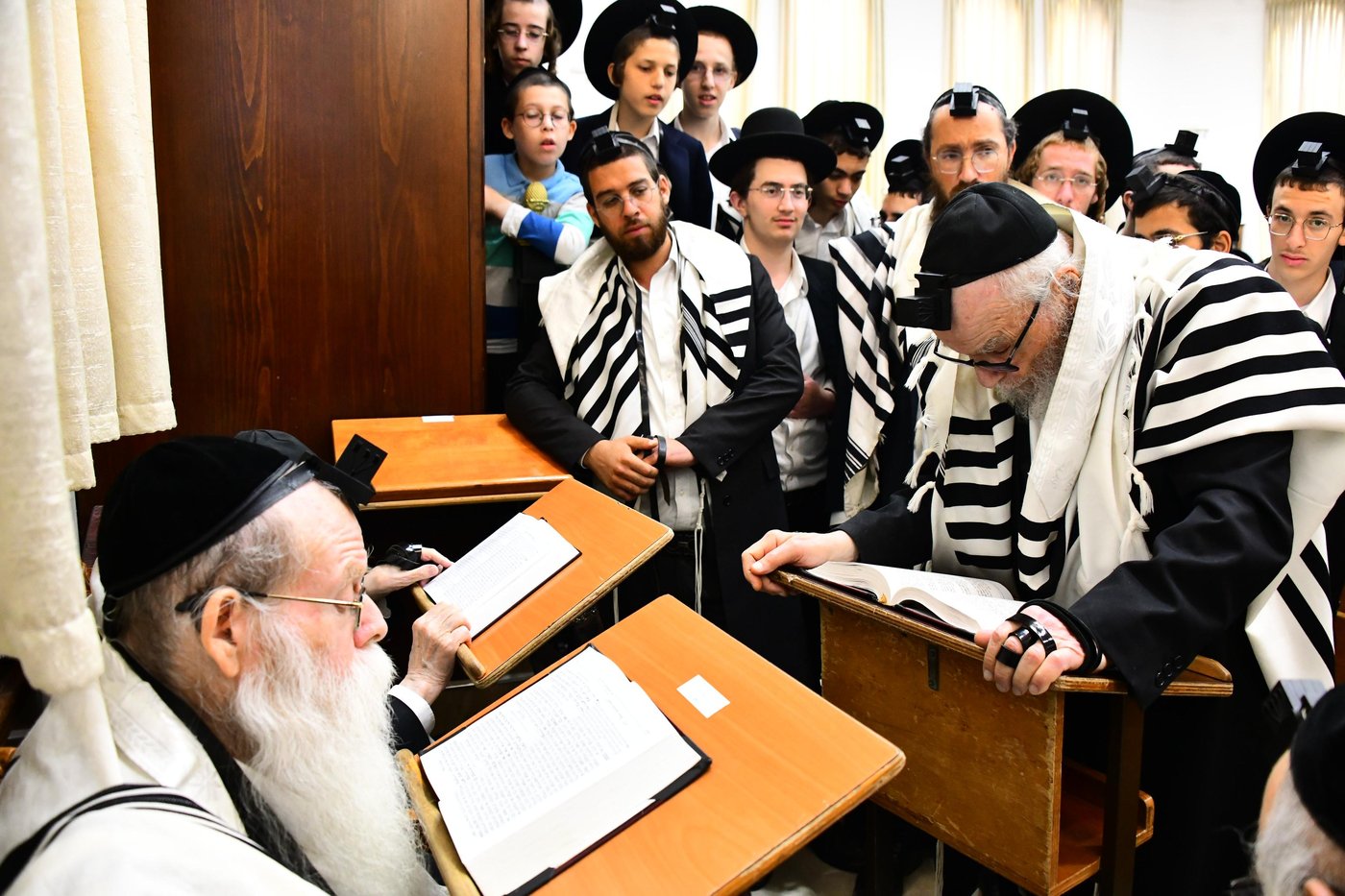 הגר"ד לנדו והגר"מ הירש בהתרת נדרים | צילום: שוקי לרר