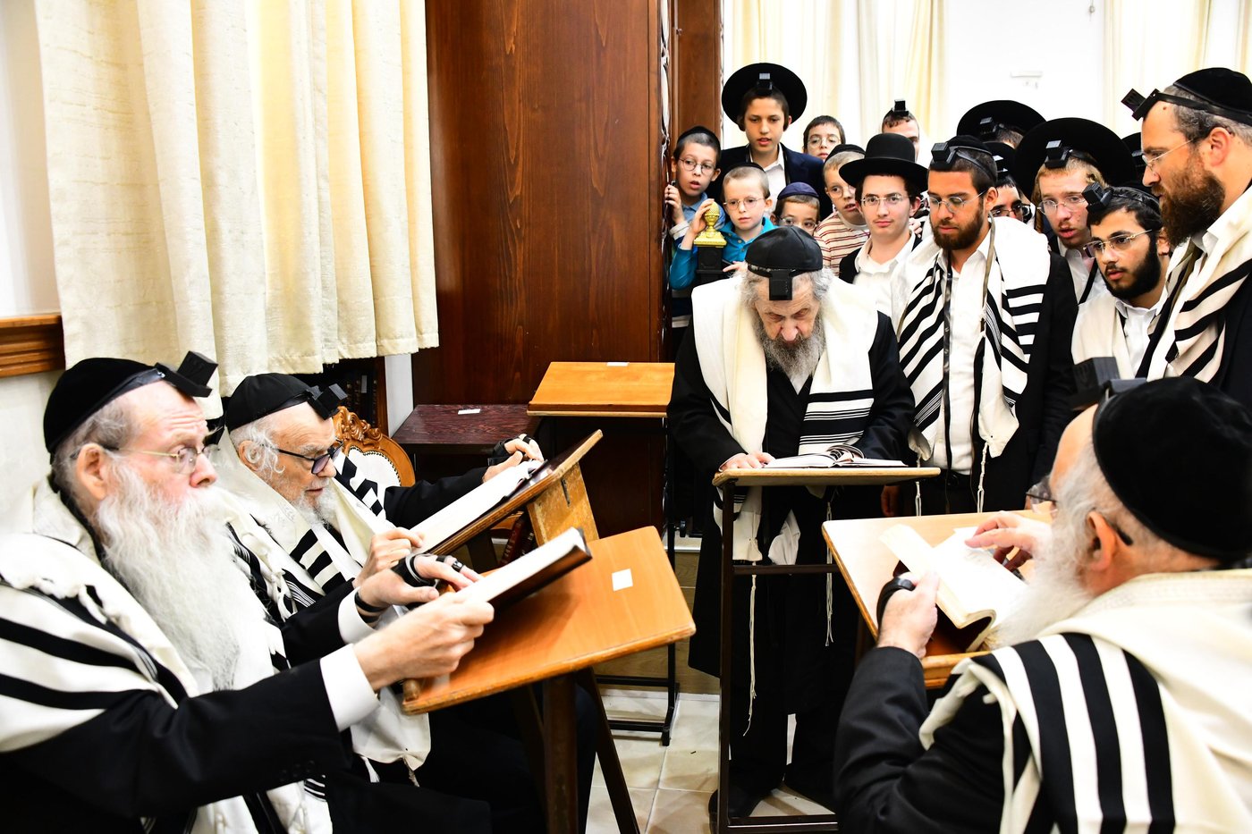 הגר"ד לנדו והגר"מ הירש בהתרת נדרים | צילום: שוקי לרר