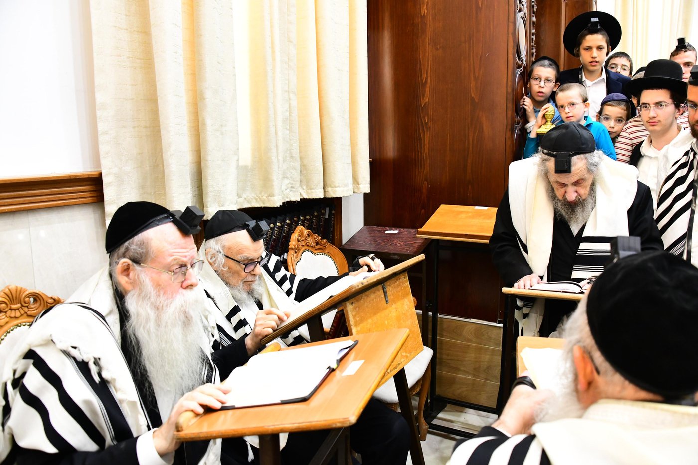 הגר"ד לנדו והגר"מ הירש בהתרת נדרים | צילום: שוקי לרר