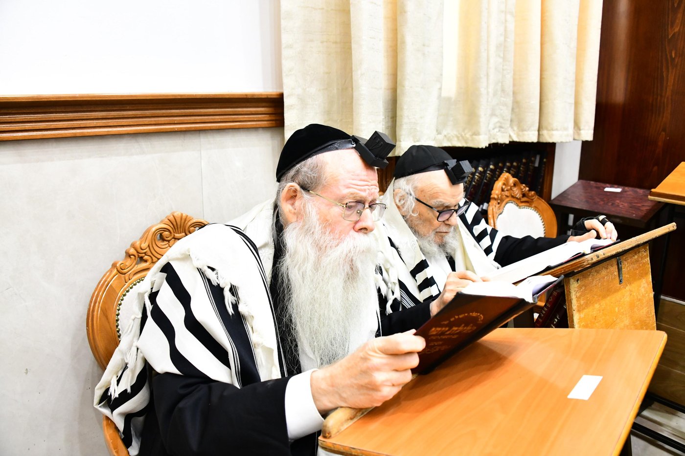 הגר"ד לנדו והגר"מ הירש בהתרת נדרים | צילום: שוקי לרר