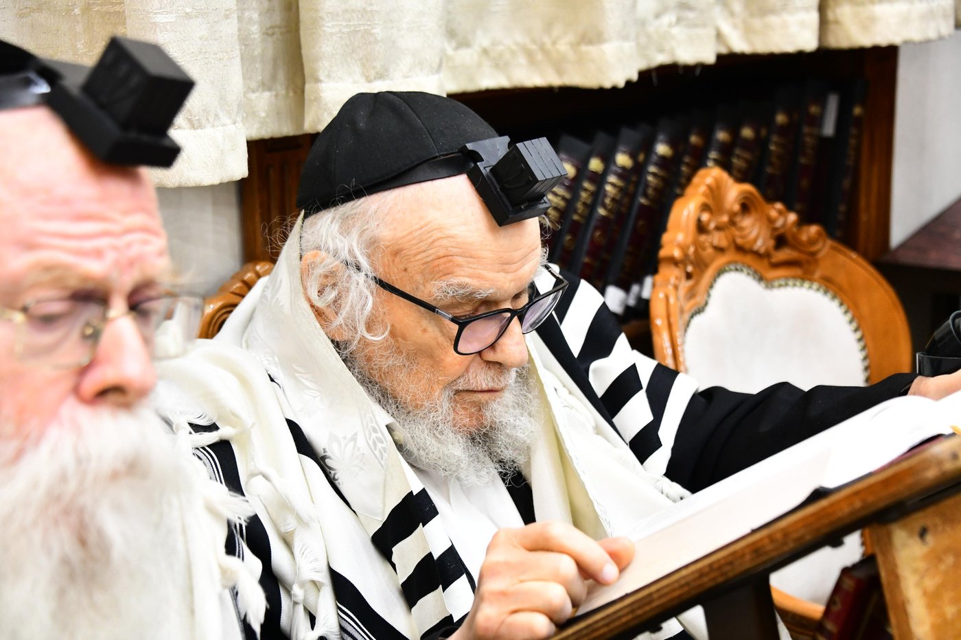 הגר"ד לנדו והגר"מ הירש בהתרת נדרים | צילום: שוקי לרר