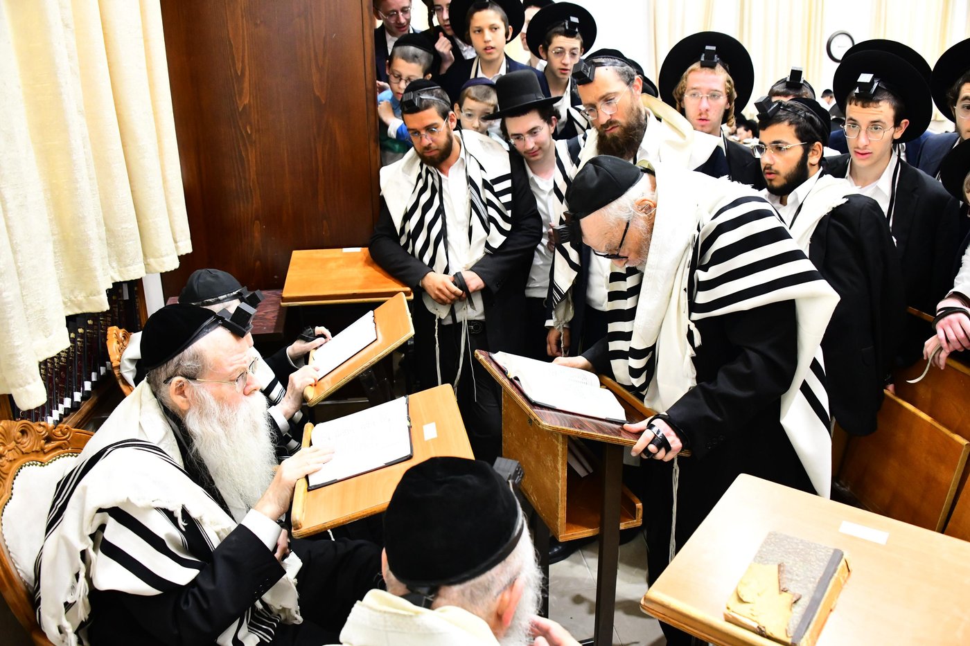 הגר"ד לנדו והגר"מ הירש בהתרת נדרים | צילום: שוקי לרר