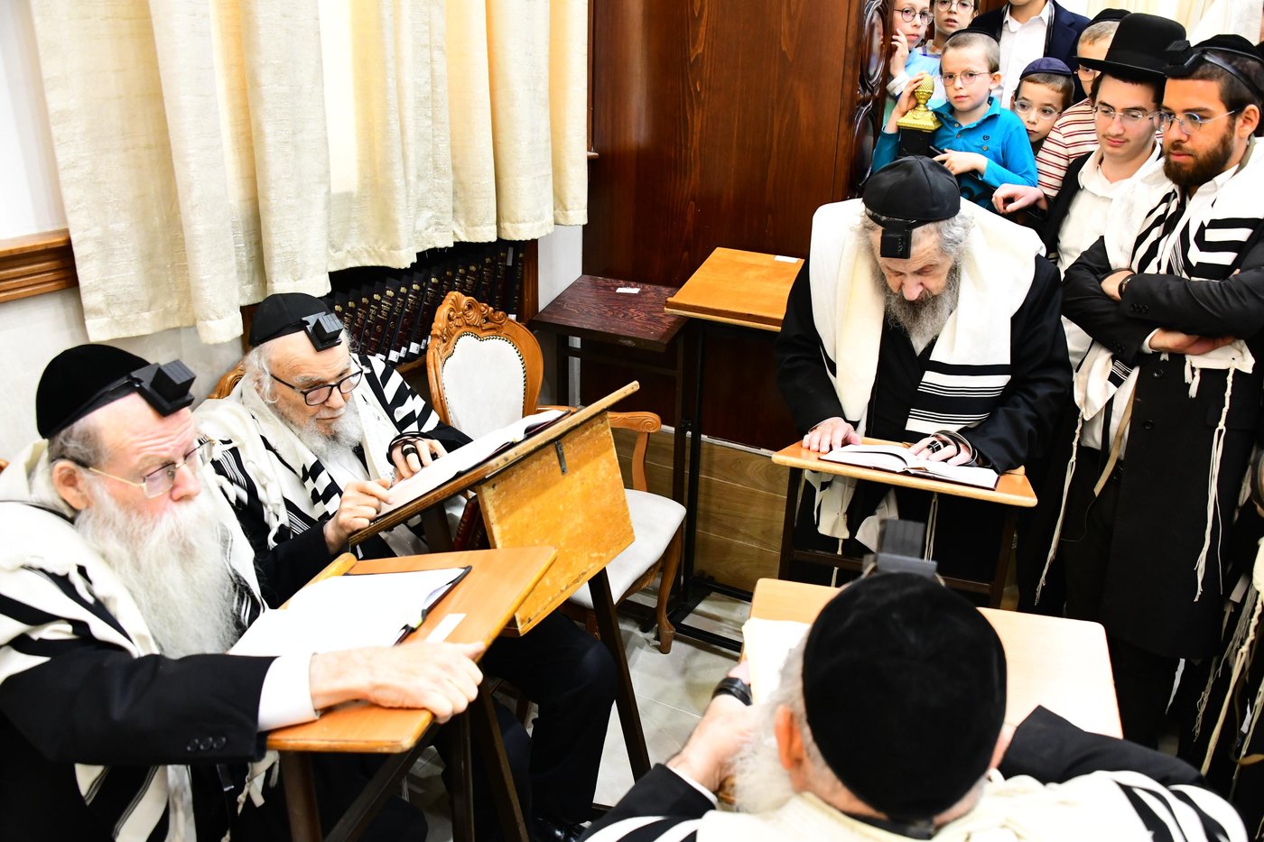 הגר"ד לנדו והגר"מ הירש בהתרת נדרים | צילום: שוקי לרר