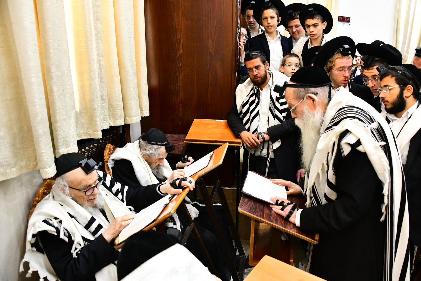 הגר"ד לנדו והגר"מ הירש בהתרת נדרים | צילום: שוקי לרר