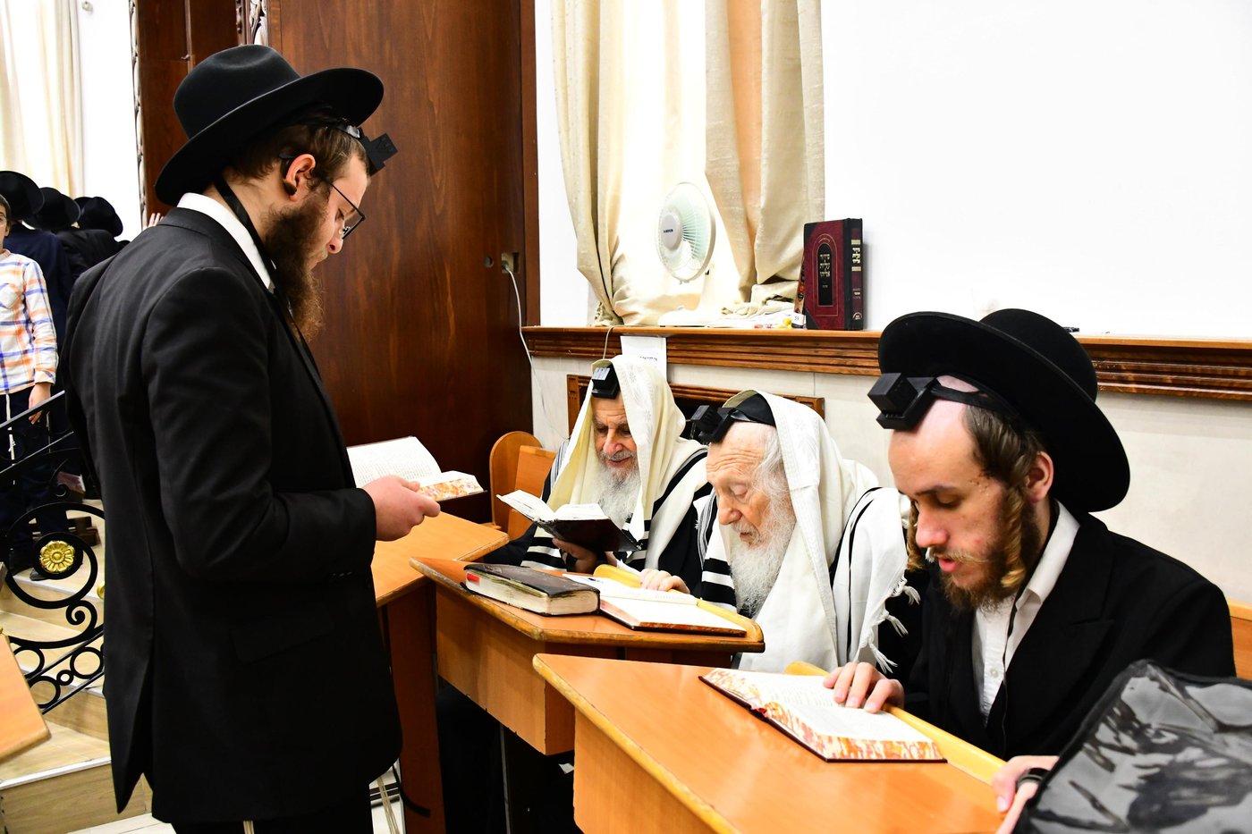 הגר"ד לנדו והגר"מ הירש בהתרת נדרים | צילום: שוקי לרר