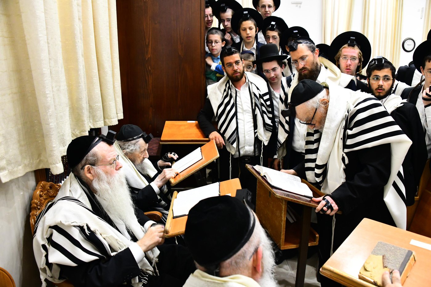 הגר"ד לנדו והגר"מ הירש בהתרת נדרים | צילום: שוקי לרר
