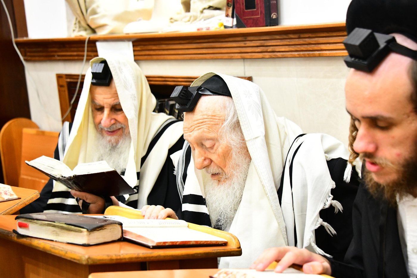 הגר"ד לנדו והגר"מ הירש בהתרת נדרים | צילום: שוקי לרר