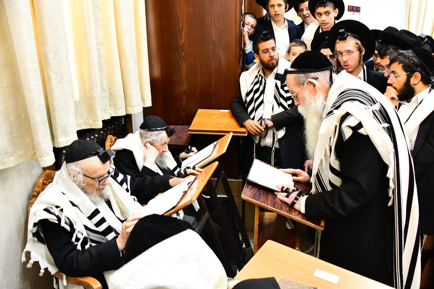 הגר"ד לנדו והגר"מ הירש בהתרת נדרים | צילום: שוקי לרר