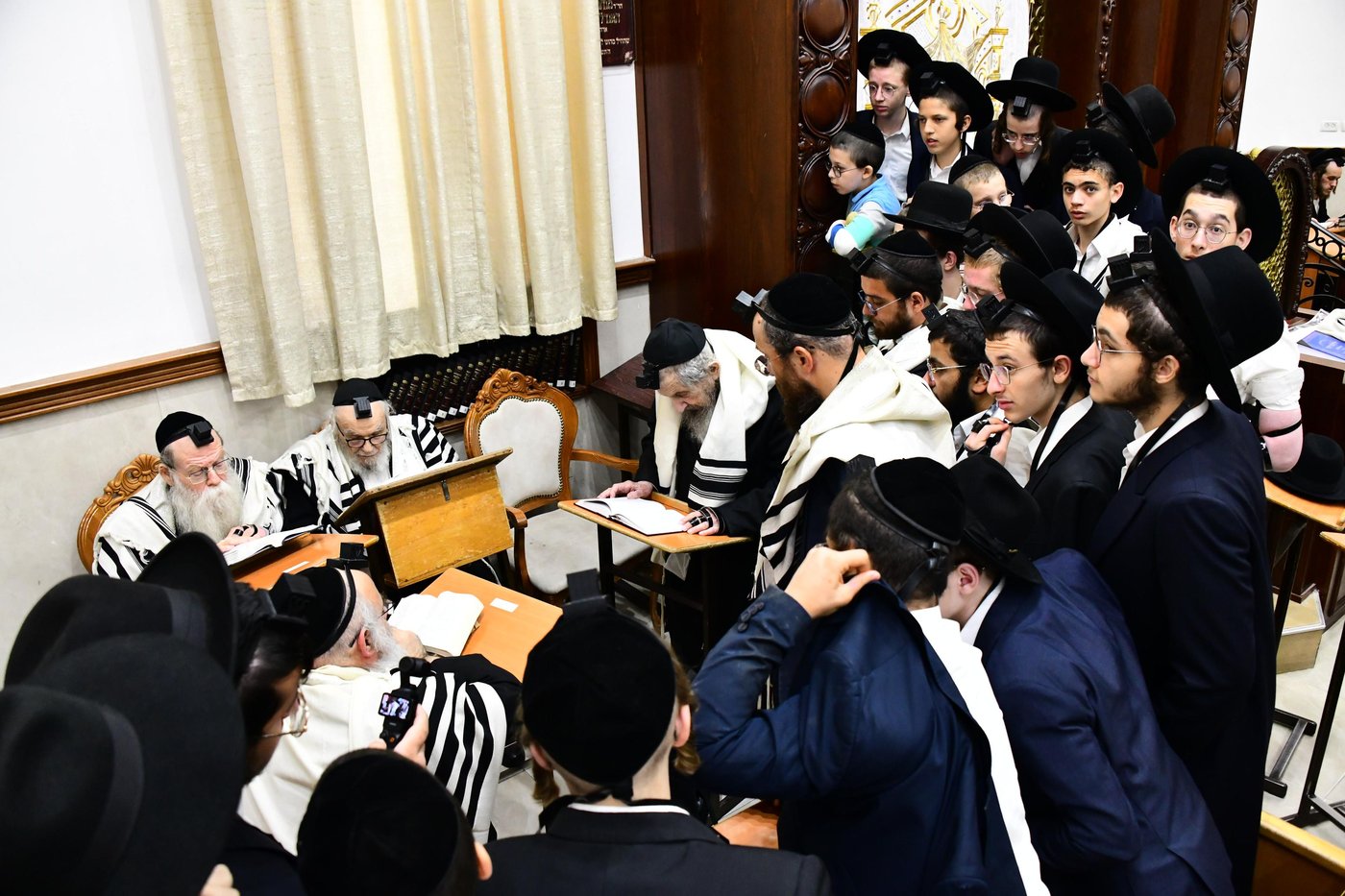 הגר"ד לנדו והגר"מ הירש בהתרת נדרים | צילום: שוקי לרר