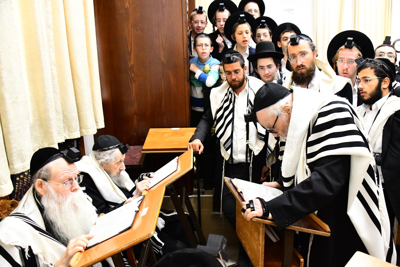 הגר"ד לנדו והגר"מ הירש בהתרת נדרים | צילום: שוקי לרר