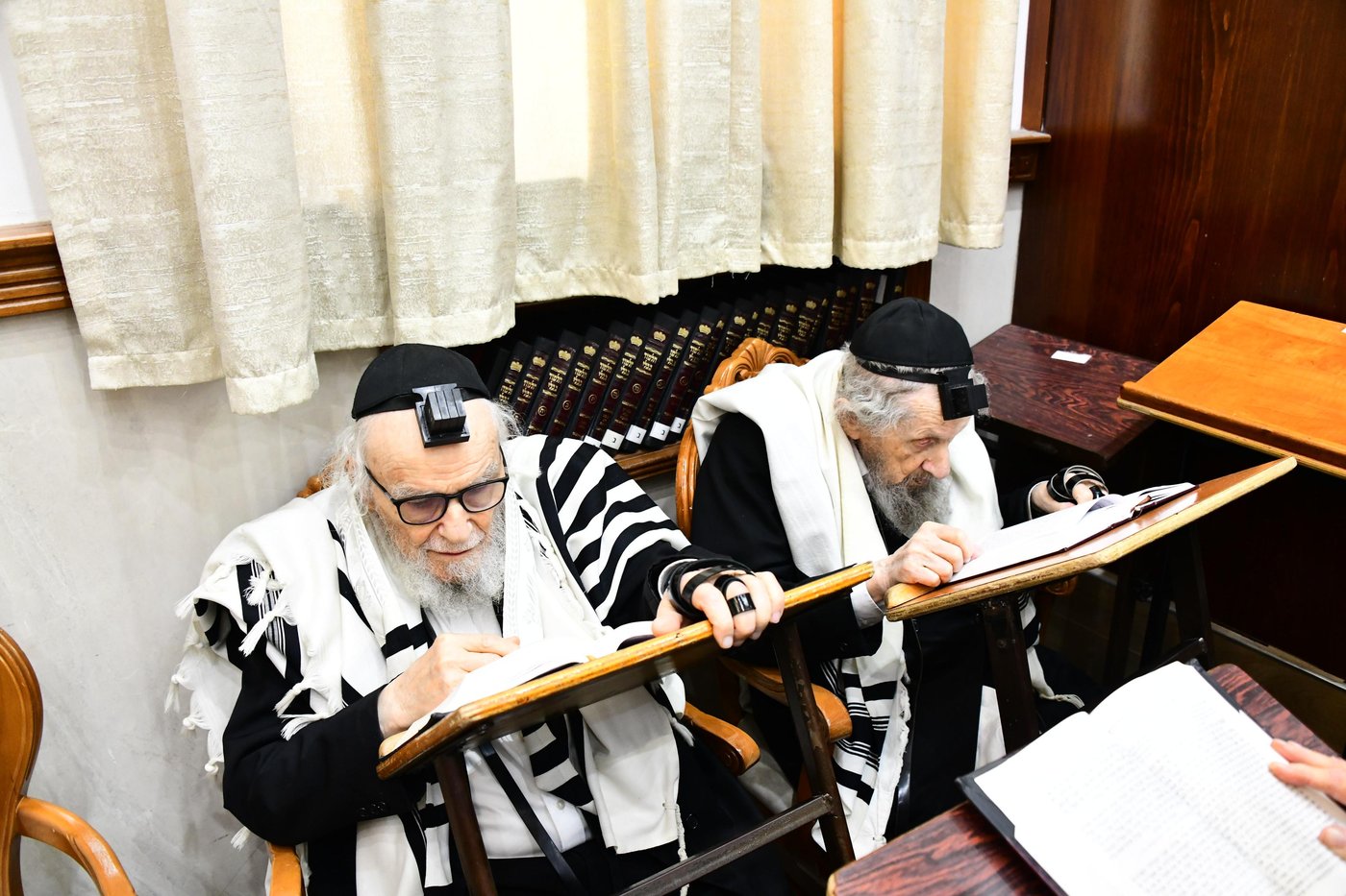 הגר"ד לנדו והגר"מ הירש בהתרת נדרים | צילום: שוקי לרר