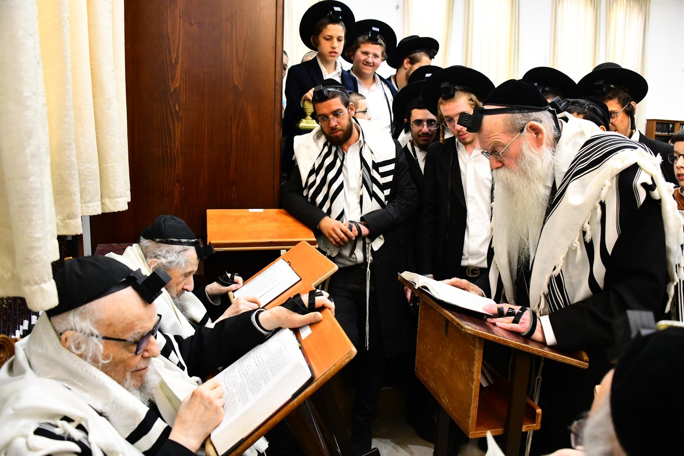 הגר"ד לנדו והגר"מ הירש בהתרת נדרים | צילום: שוקי לרר