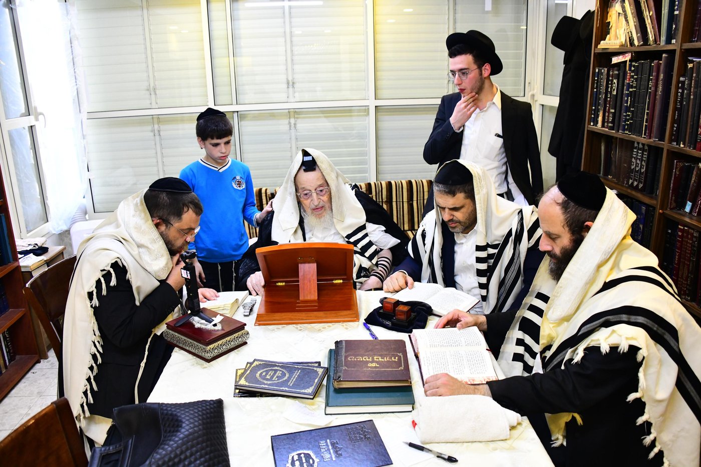 הגר"מ ברגמן בהתרת נדרים | צילום: שוקי לרר