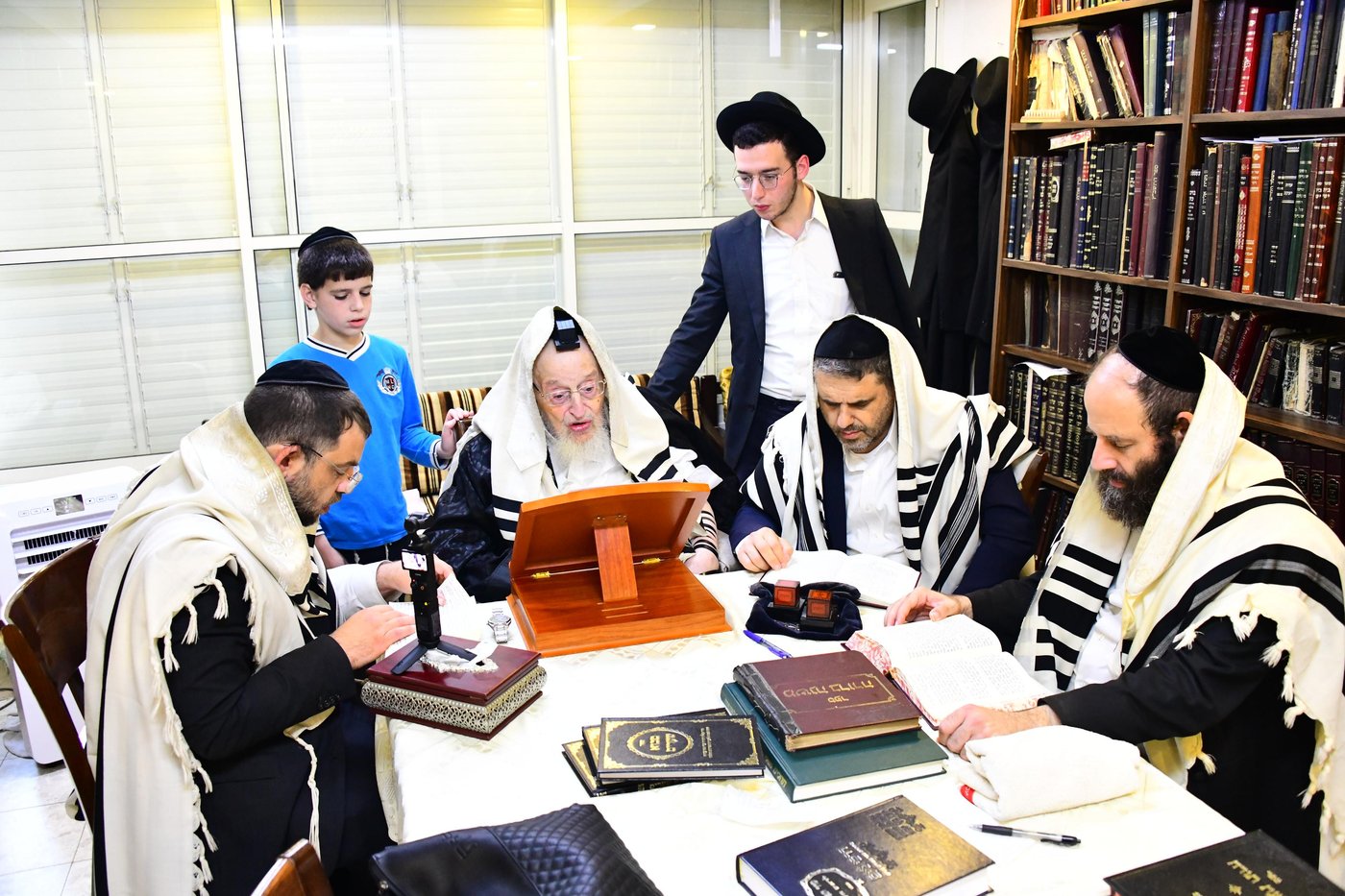 הגר"מ ברגמן בהתרת נדרים | צילום: שוקי לרר