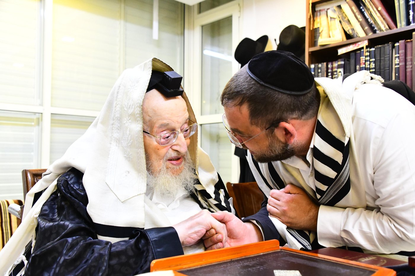 הגר"מ ברגמן בהתרת נדרים | צילום: שוקי לרר